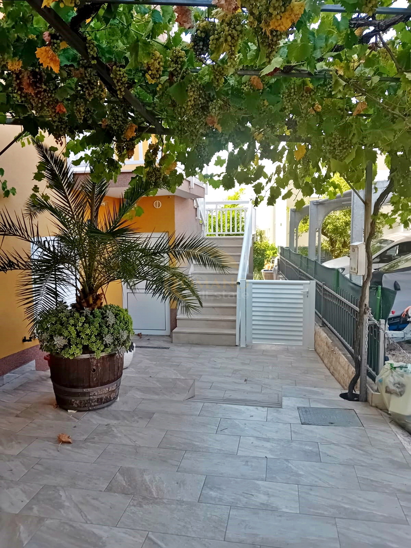 Apartmajska hiša v Okrugu Gornjem/Čiovo, drugi niz od morja - 5 apartmajev
